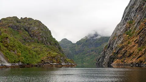从海上望向 Trollfjord 峡湾的水面与陡峭山壁