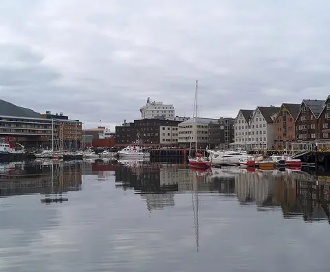 Tromsø 海港木屋、船艇与水面倒影