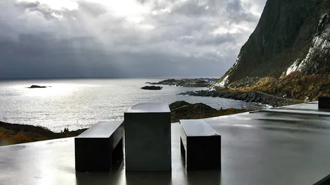 Akkarvikodden 观景休息区的花岗岩桌凳、海湾和山壁