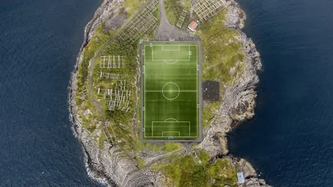 空中垂直俯瞰 Henningsvær 海岛足球场及周围海水