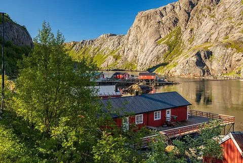 Nusfjord 峭壁与水边红色渔屋